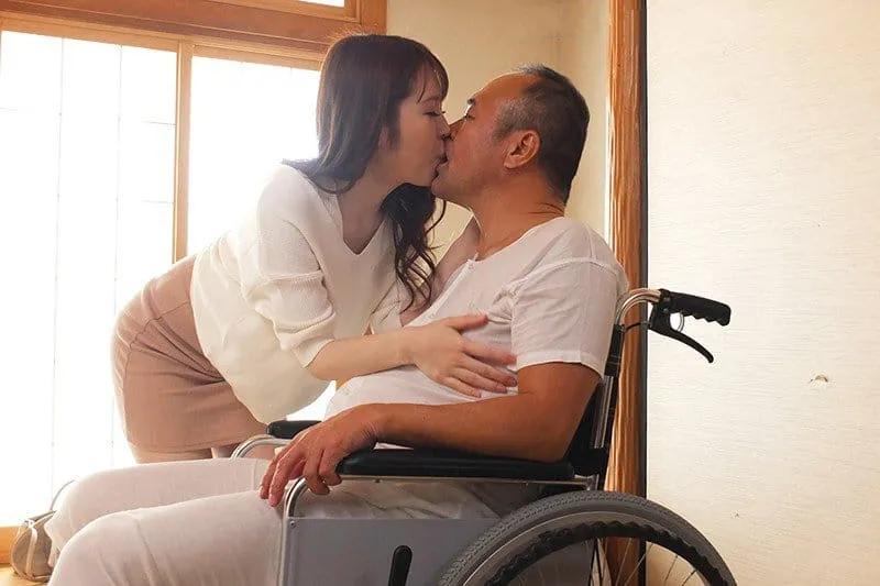 Vợ của con trai hiếu thảo chăm sóc bố chồng tàn tật